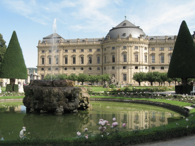 Pool, fountain and Residenz
