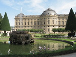 Pool, fountain and Residenz